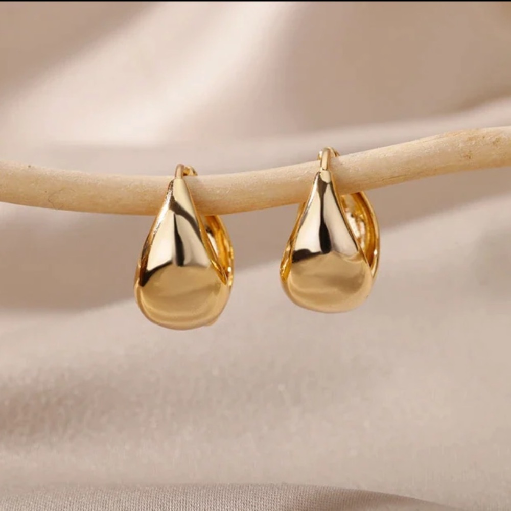 NWT 18k GOLD PLATED SMALL EARRINGS